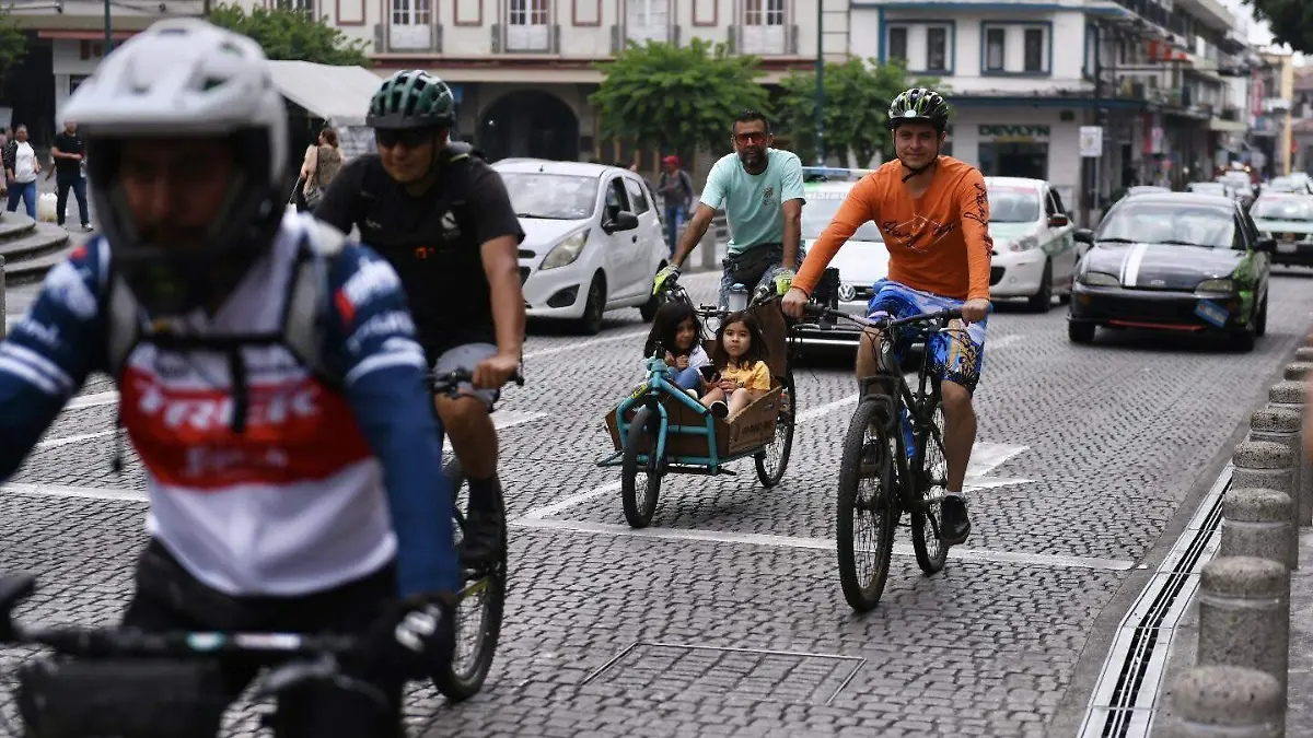 "Las calles son de todos", realizan carrusel de movilidad en centro de Xalapa