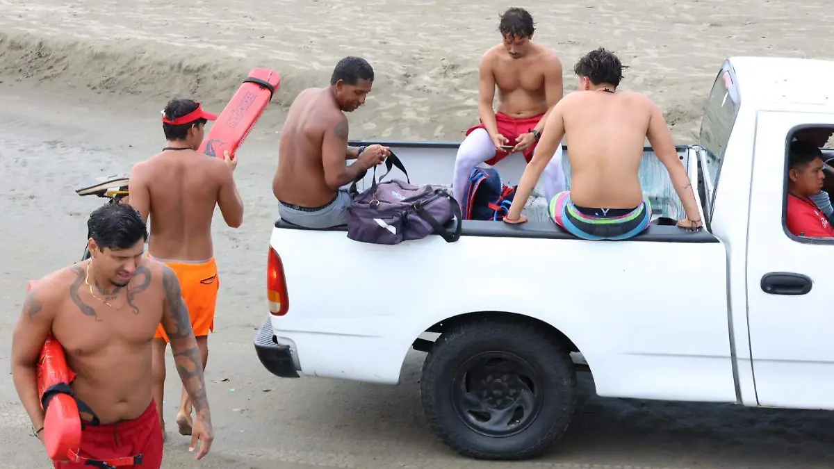 Salvavidas después del entrenamiento diario, los van a dejar en diferentes playas del puerto