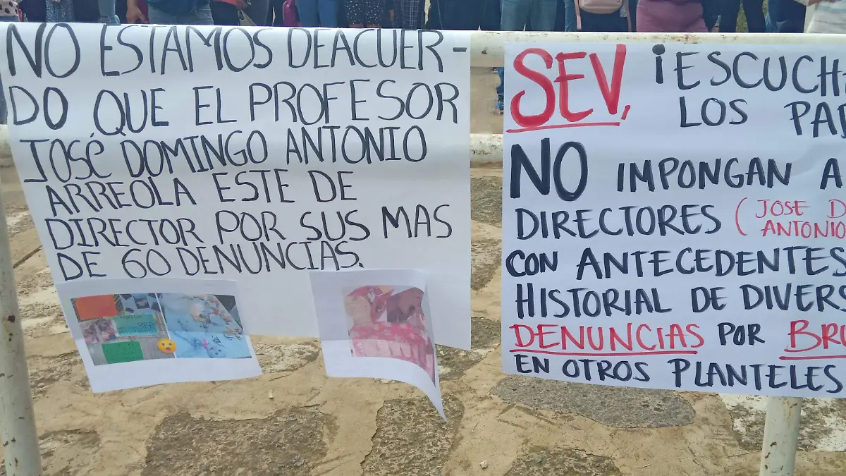 Rechazan a nuevo director de la primaria “Vicente Guerrero”; lo acusan de ejercer la brujería