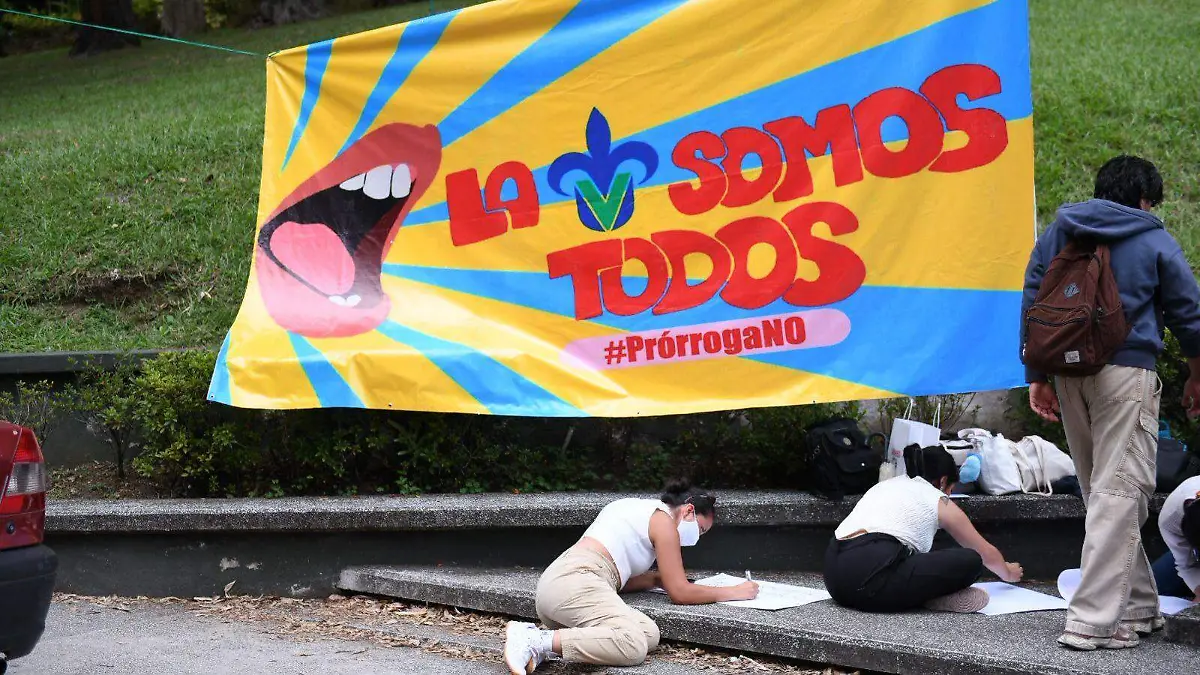 Protesta de estudiantes de la Universidad Veracruzana contra prórroga de Martín Aguilar Sánchez 