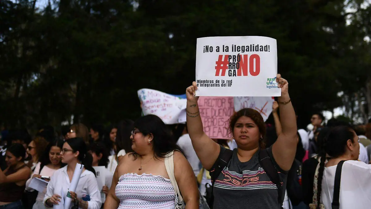 Protesta de estudiantes de la Universidad Veracruzana contra prórroga de Martín Aguilar Sánchez