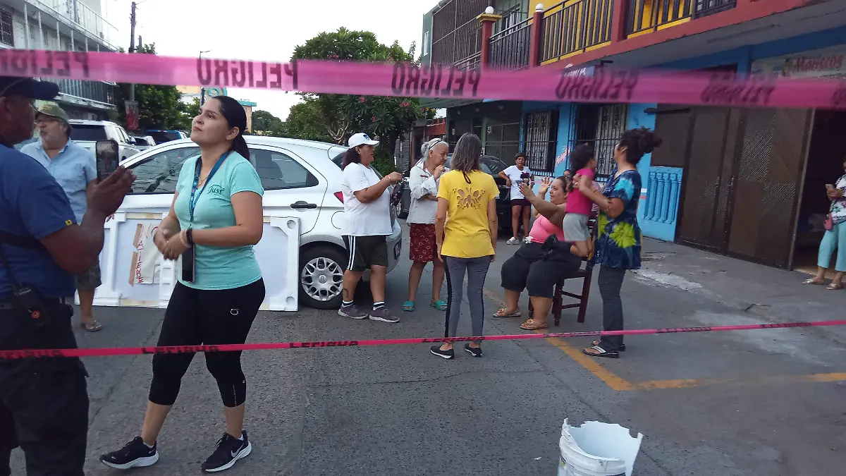 Bloqueo de calle por falta de energía eléctrica en la colonia Fernando hogar