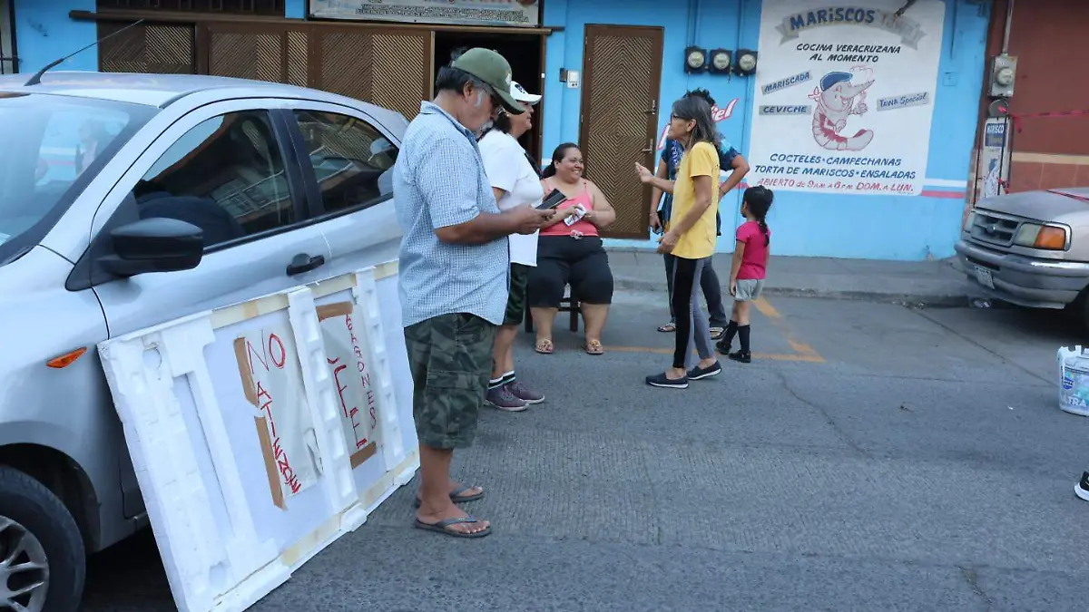 Bloqueo de calle Icazo, por falta de energía eléctrica en la colonia Fernando hogar