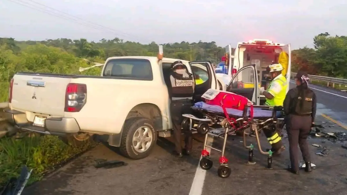 El herido fue rescatado del interior de la camioneta y llevado al hospital