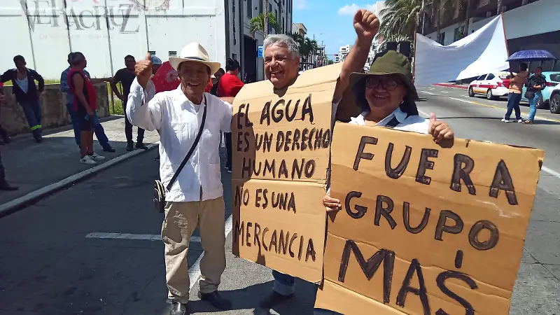 Habitantes de Veracruz interceptan a Rocío Nahle durante protesta contra Grupo MAS
