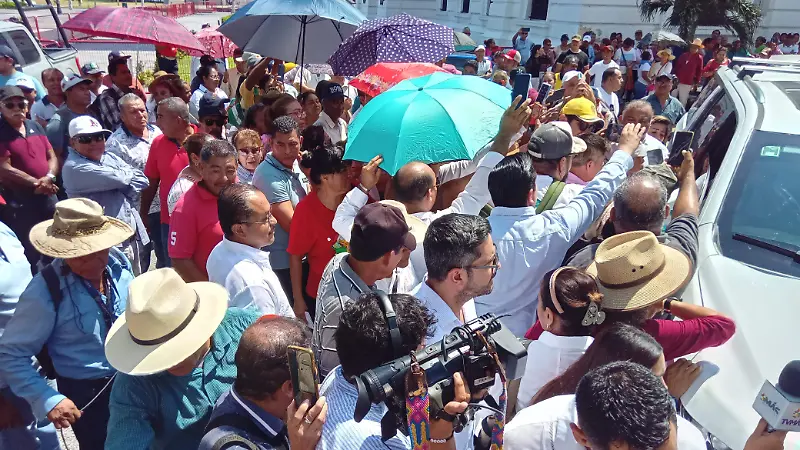 Habitantes de Veracruz interceptan a Rocío Nahle durante protesta contra Grupo MAS
