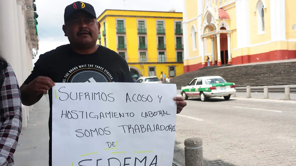 Protestan extrabajadores de Sedema en Xalapa por despido injustificado