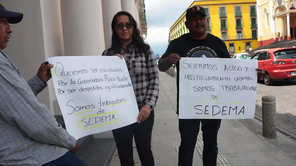 Protestan extrabajadores de Sedema en Xalapa por despido injustificado
