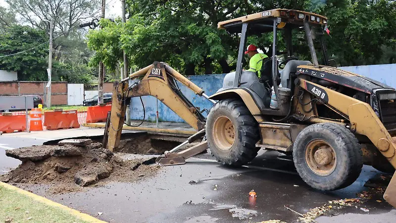 Grupo CAP repara socavón del fraccionamiento costa verde