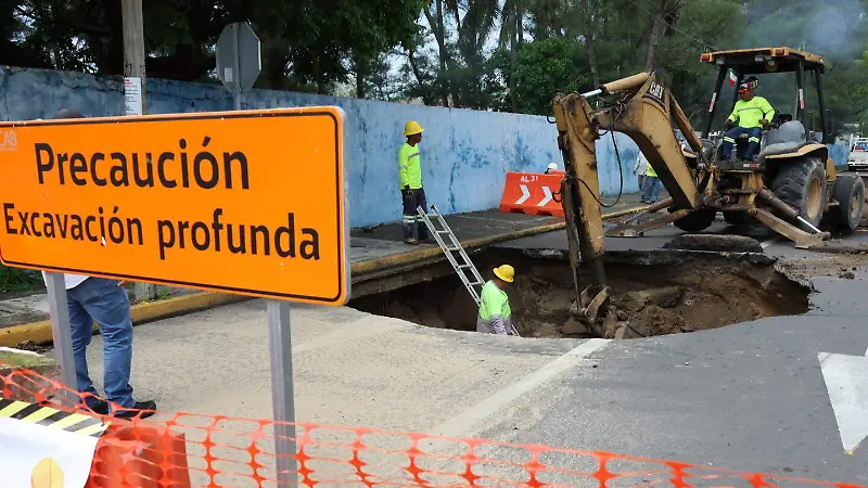 Reparación del socavón en la avenida mar del norte del fraccionamiento costa verde