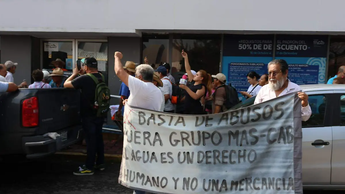 Manifestación contra grupo MAS por el mal servicio de agua