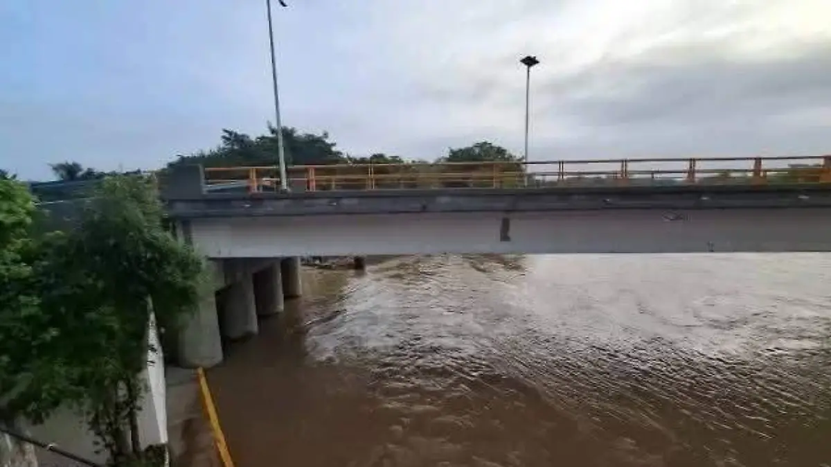Río Coatzacoalcos se desbordó en Hidalgotitlán y el Jaltepec causa inundaciones en Jesús Carranza