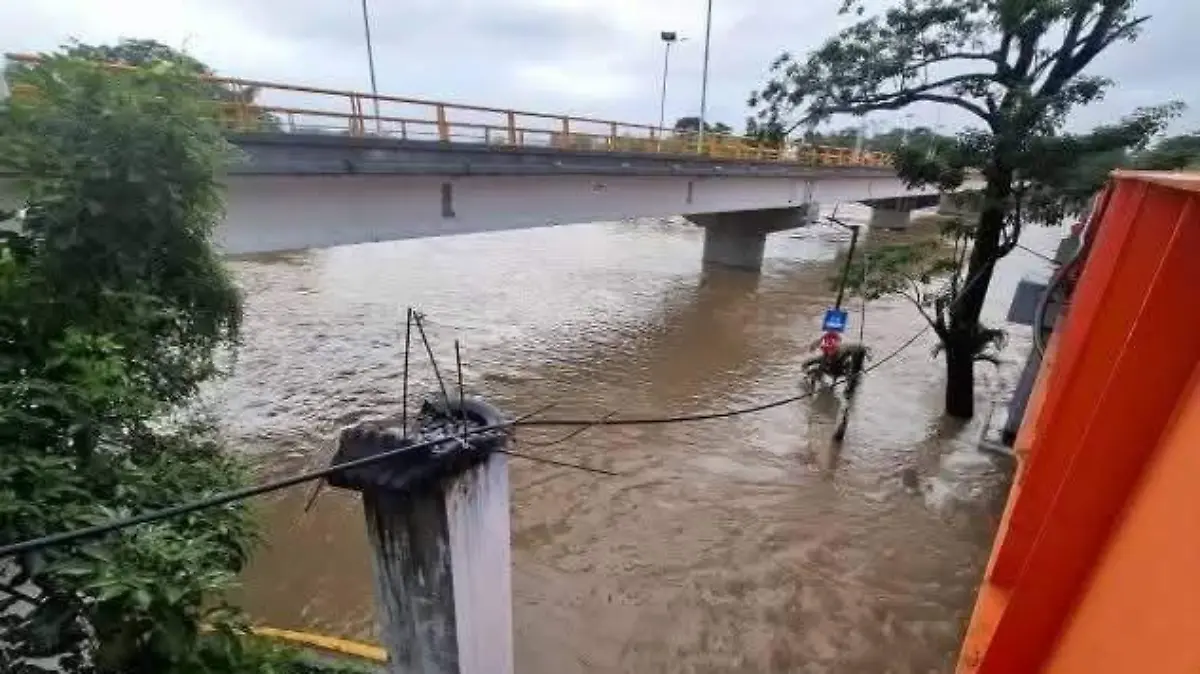 Río Coatzacoalcos se desbordó en Hidalgotitlán y el Jaltepec causa inundaciones en Jesús Carranza