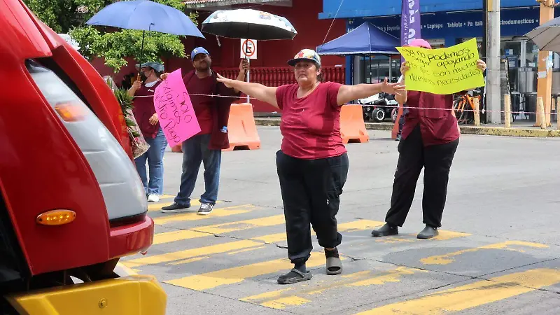 Trabajadores del Hospital de Boca del Río bloquearon Bulevar Miguel Alemán por falta de pago