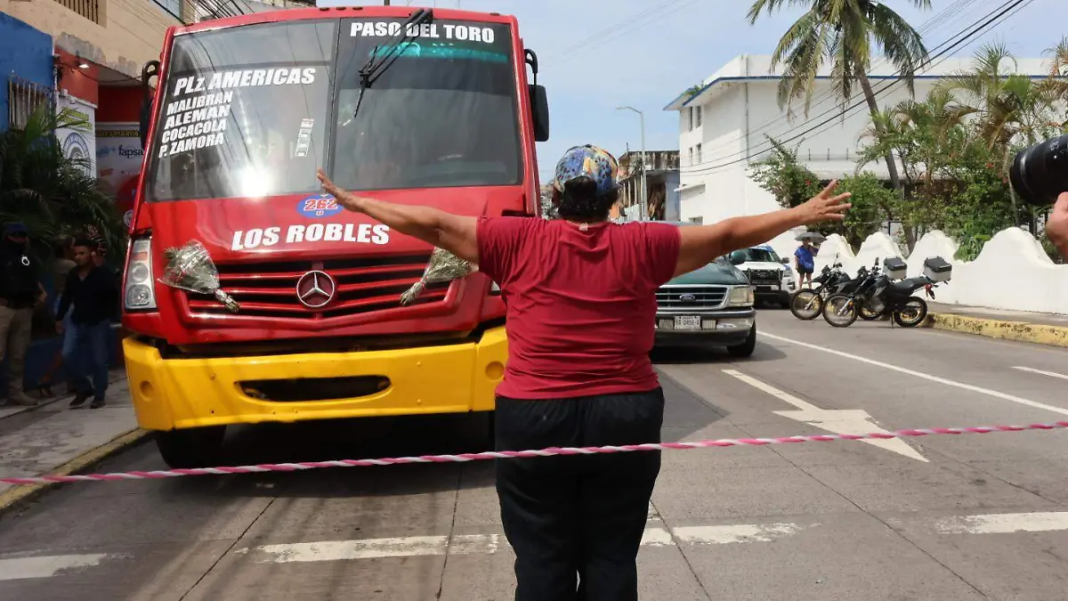 Trabajadores del Hospital de Boca del Río bloquearon Bulevar Miguel Alemán por falta de pago