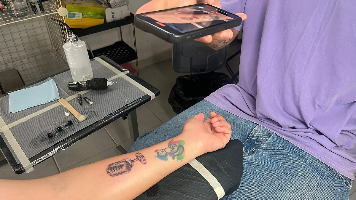 Tatuador Carlos Alfredo Santana González,  originario de Iztapalapa, Ciudad de México.