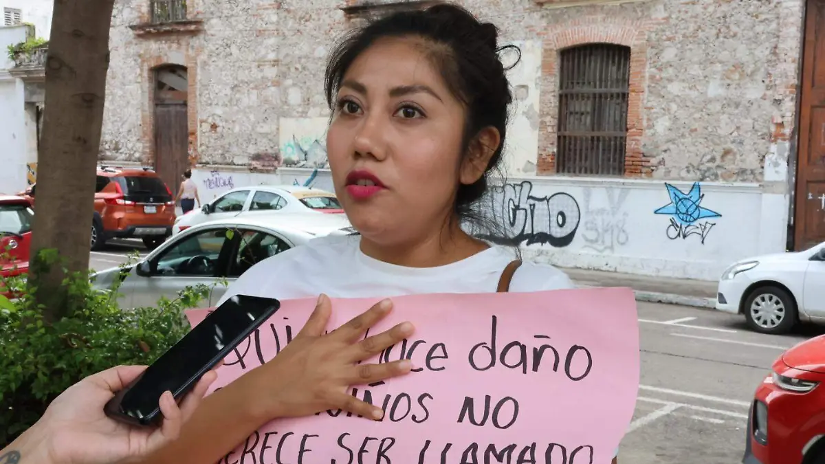 Madres de familia se manifiestan por presuntos malos tratos de maestra en primaria Nicolás Bravo