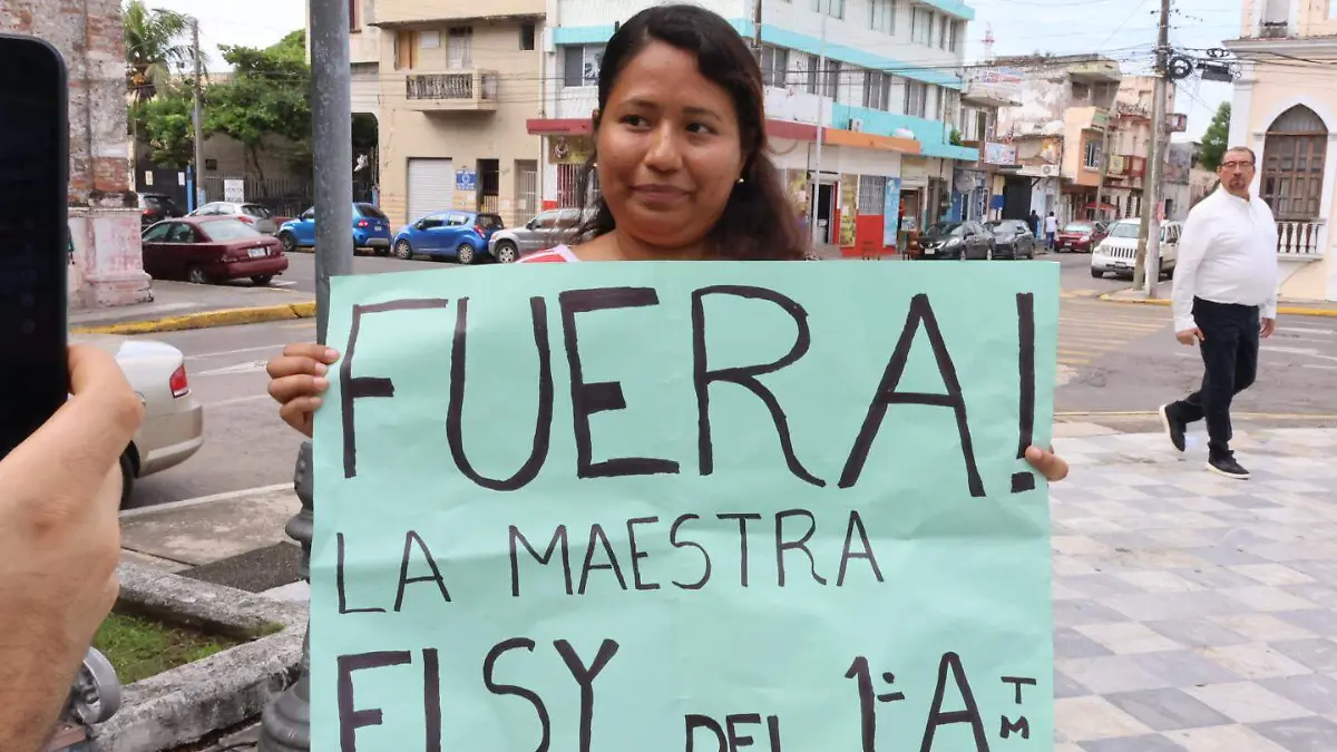 Madres de familia se manifiestan por presuntos malos tratos de maestra en primaria Nicolás Bravo