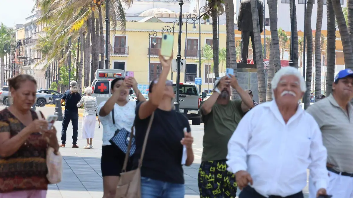 Ensayos aereos en el malecon de veracruz por parte de la armada de México 