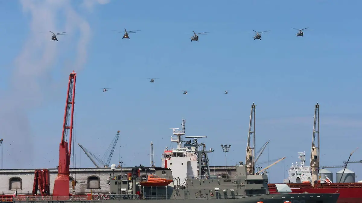 Ensayos aereos en el malecon de veracruz por parte de la armada de México 