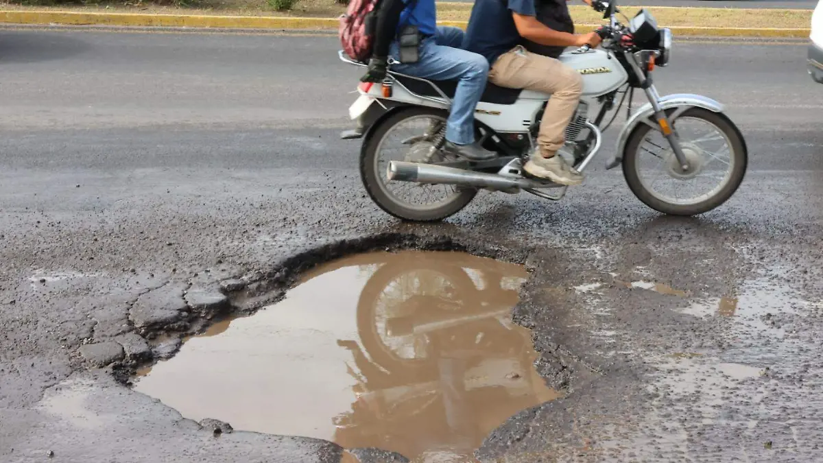 Baches en la carretera Veracruz-Xalapa a la altura de plaza abastos