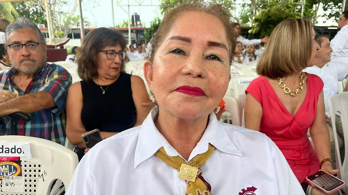 Araceli Lara Yepez maestra con 50 años de servicio fundadora del cbtis aún imparte clases