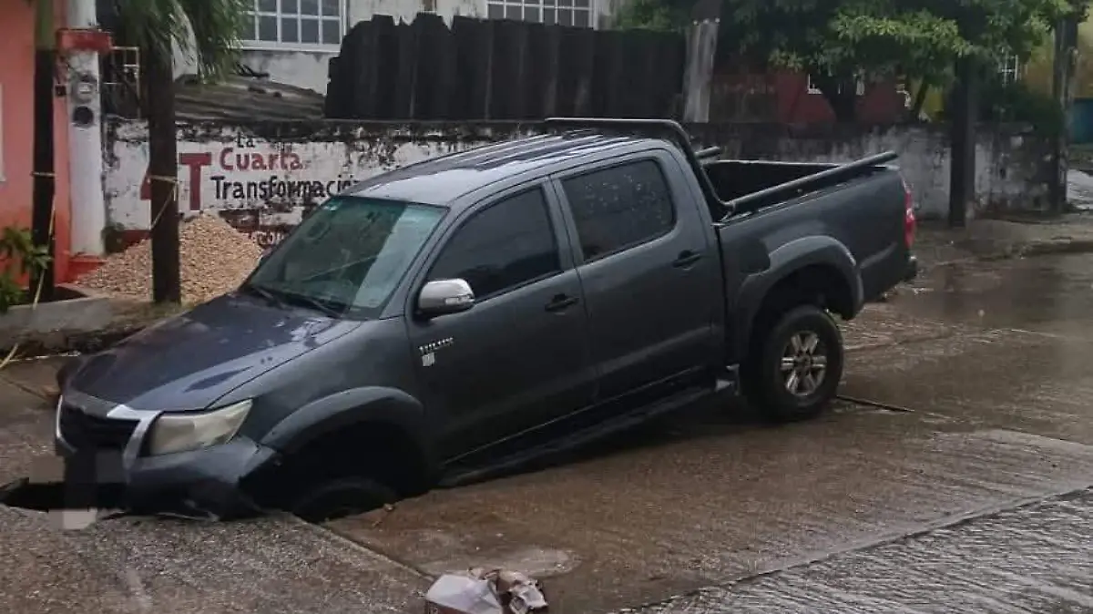 Aguacero inundó calles de Coatzacoalcos