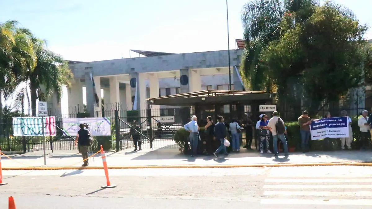 Entrega de documento en el congreso