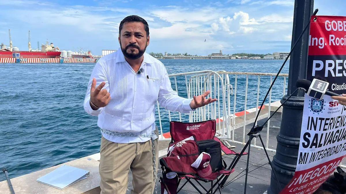 Maestro se encadena a luminaria en el Malecón de Veracruz por pago de seguro por invalidez