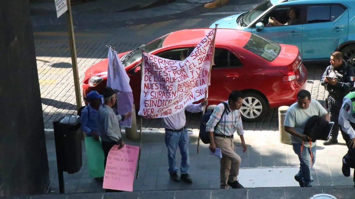 Vuelven a protestar agentes municipales de Chalma en Plaza Lerdo ante falta de pagos 