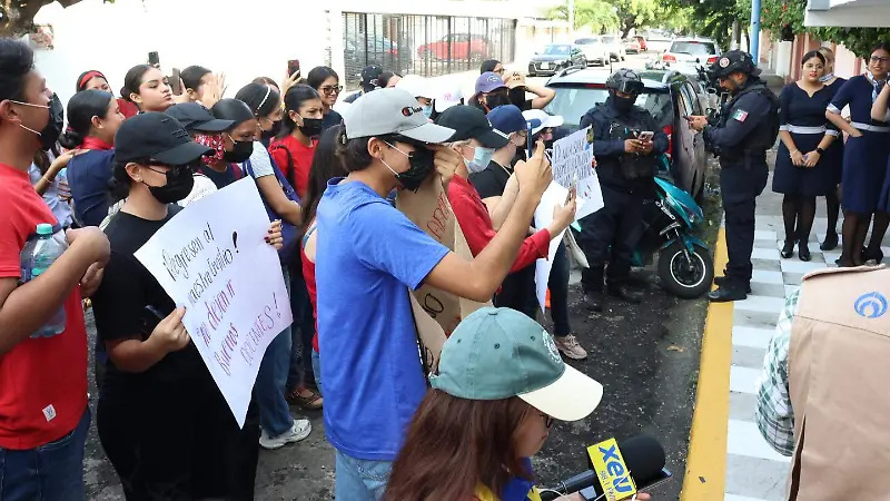 Alumnos de la escuela de aviación se manifiestan por no tener un simulador donde hacer sus practicas