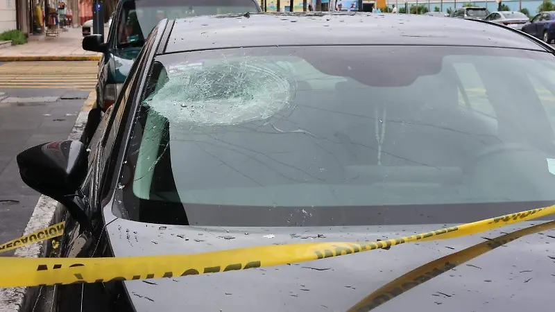 auto resultó dañado por pedazo de concreto