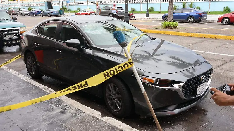 auto resultó dañado por pedazo de concreto