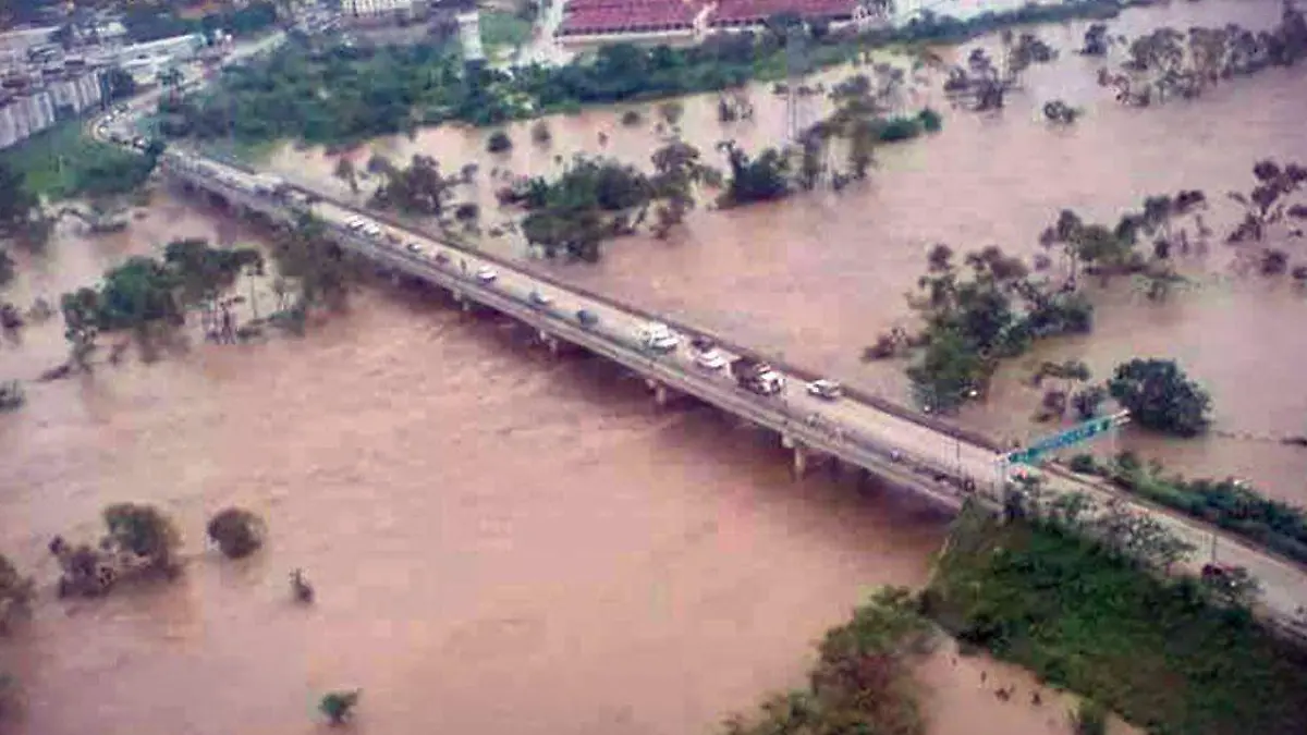 Río Cazones desbordado