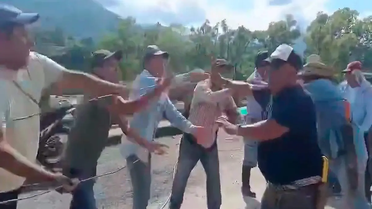 Habitantes de Tzicatlán construyen su propio puente