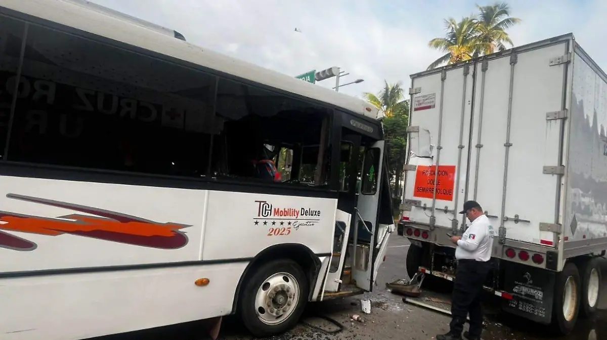 Autobús con pasajeros choca contra caja de tráiler cargada con víveres en Veracruz