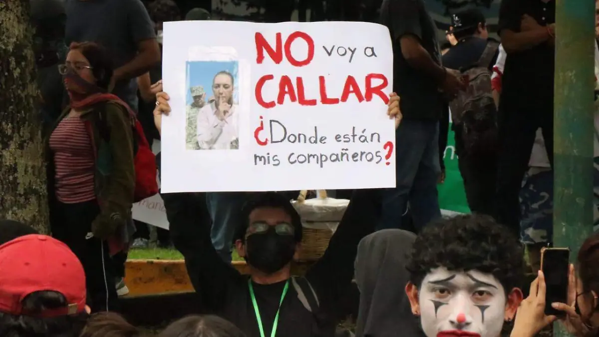 Miles de estudiantes marchan en Xalapa