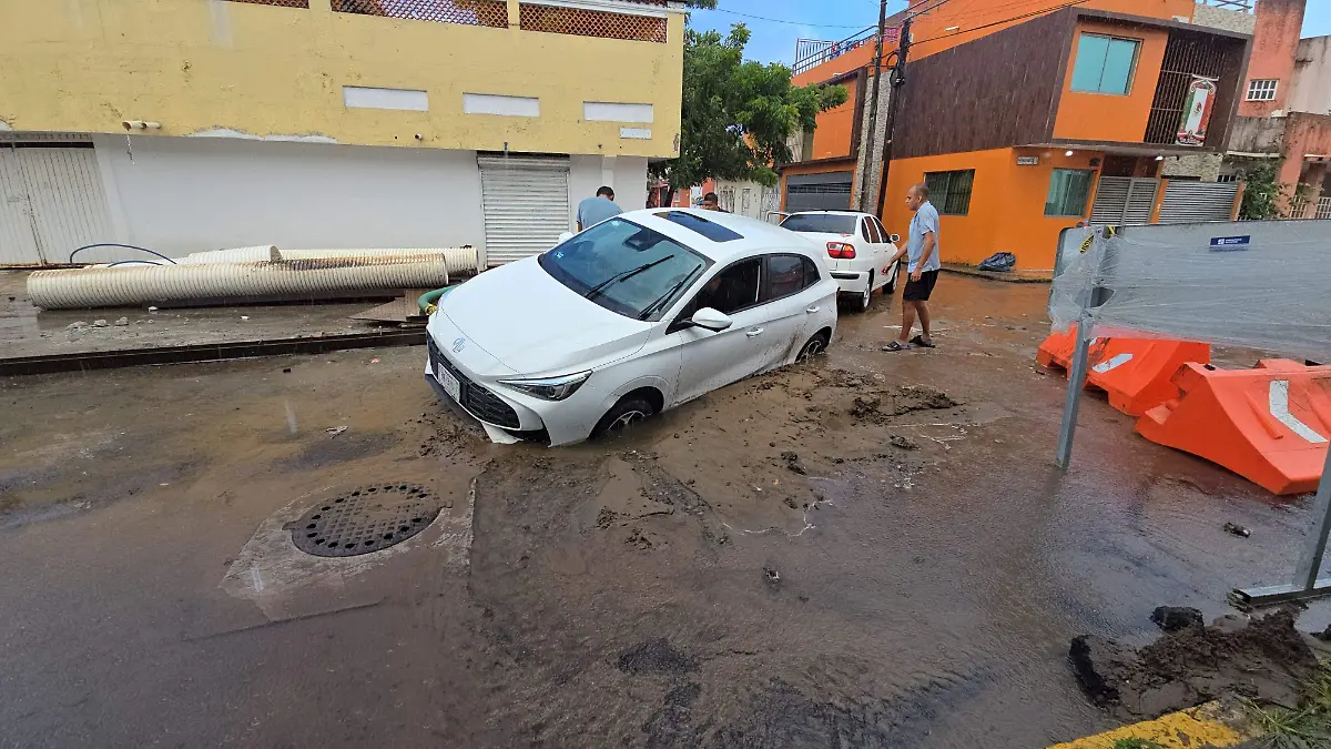 Auto cae en socavón en Boca del río 
