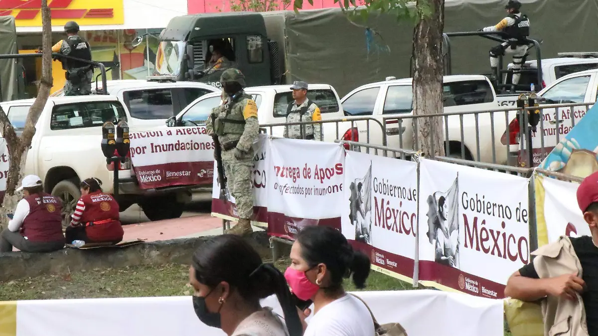 Entrega de apoyo económico en Poza Rica