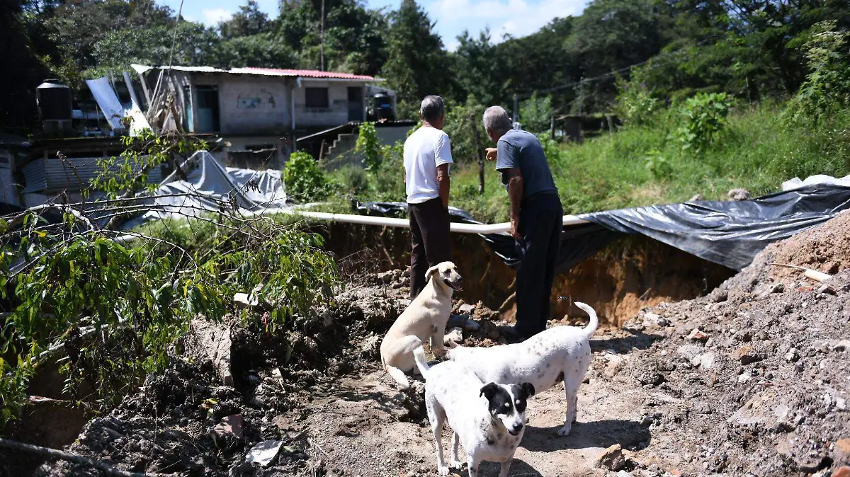 Hay 13 familias en riesgo por un socavón en  Tlalnelhuayocan