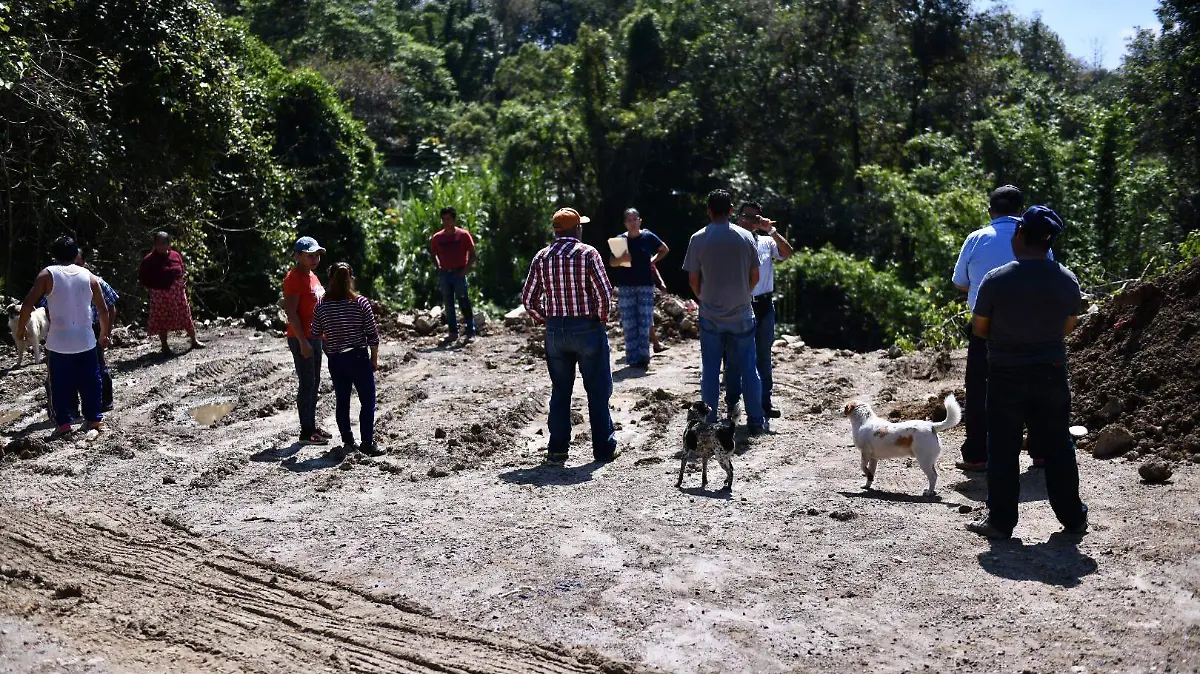 Hay 13 familias en riesgo por un socavón en  Tlalnelhuayocan