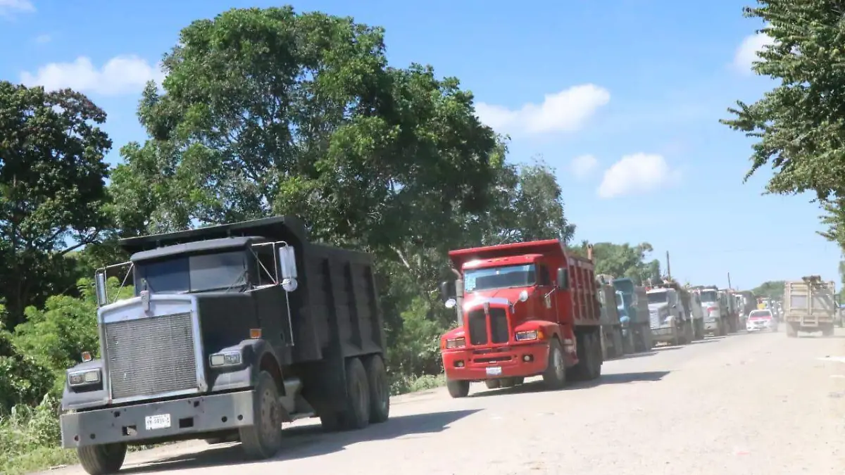 Camiones de volteo en Álamo y Poza Rica retiran lodo y escombro de colonias afectadas 