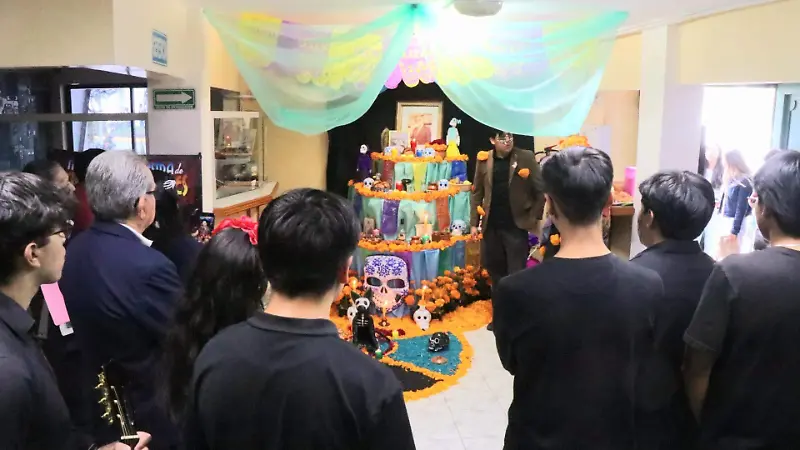 Alumnos del Centro Superior de Estudios Turísticos inauguran altar en instalaciones de Diario de Xalapa