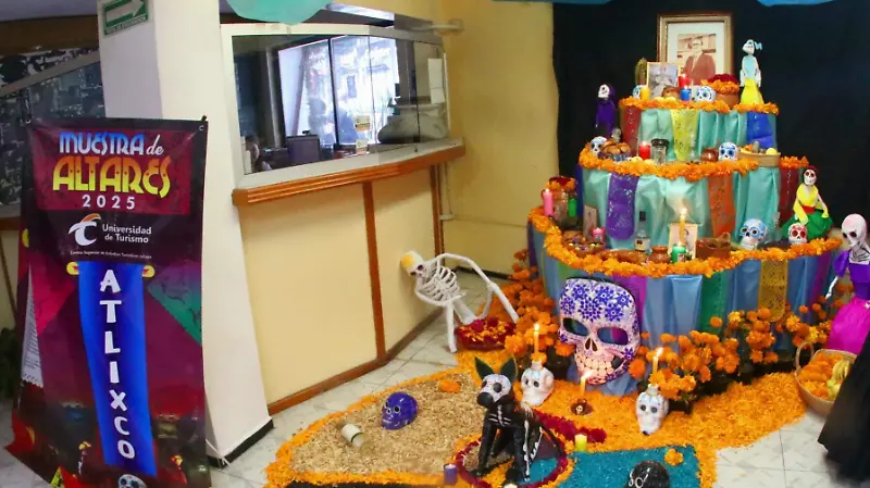 Alumnos del Centro Superior de Estudios Turísticos inauguran altar en instalaciones de Diario de Xalapa