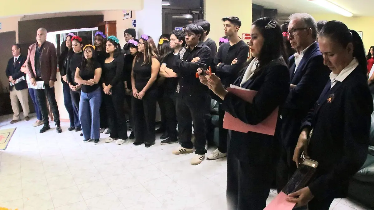 Alumnos del Centro Superior de Estudios Turísticos inauguran altar en instalaciones de Diario de Xalapa