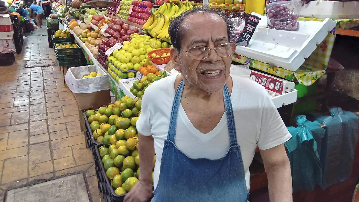 Bajas ventas en el mercado reportan comerciantes 