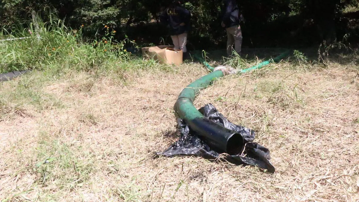 Derrame de hidrocarburo contamina arroyo y agricultura en el sur de Veracruz