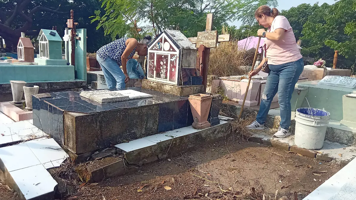 El domingo familiar transcurrió en los panteones de la ciudad de Veracruz