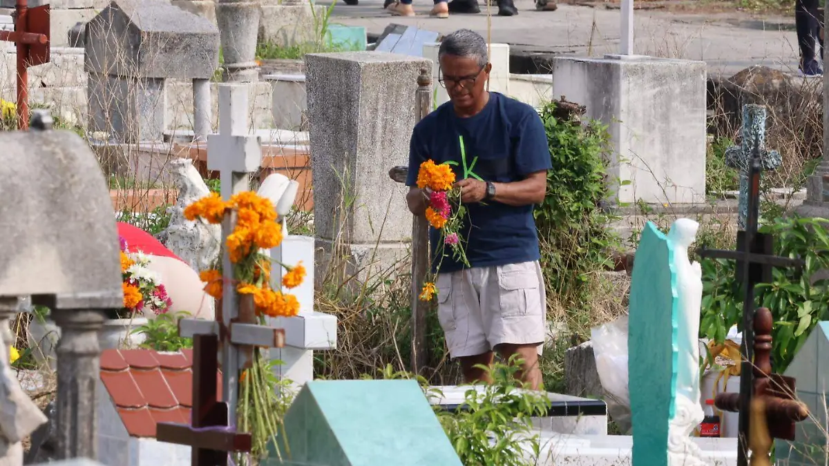 El domingo familiar transcurrió en los panteones de la ciudad de Veracruz