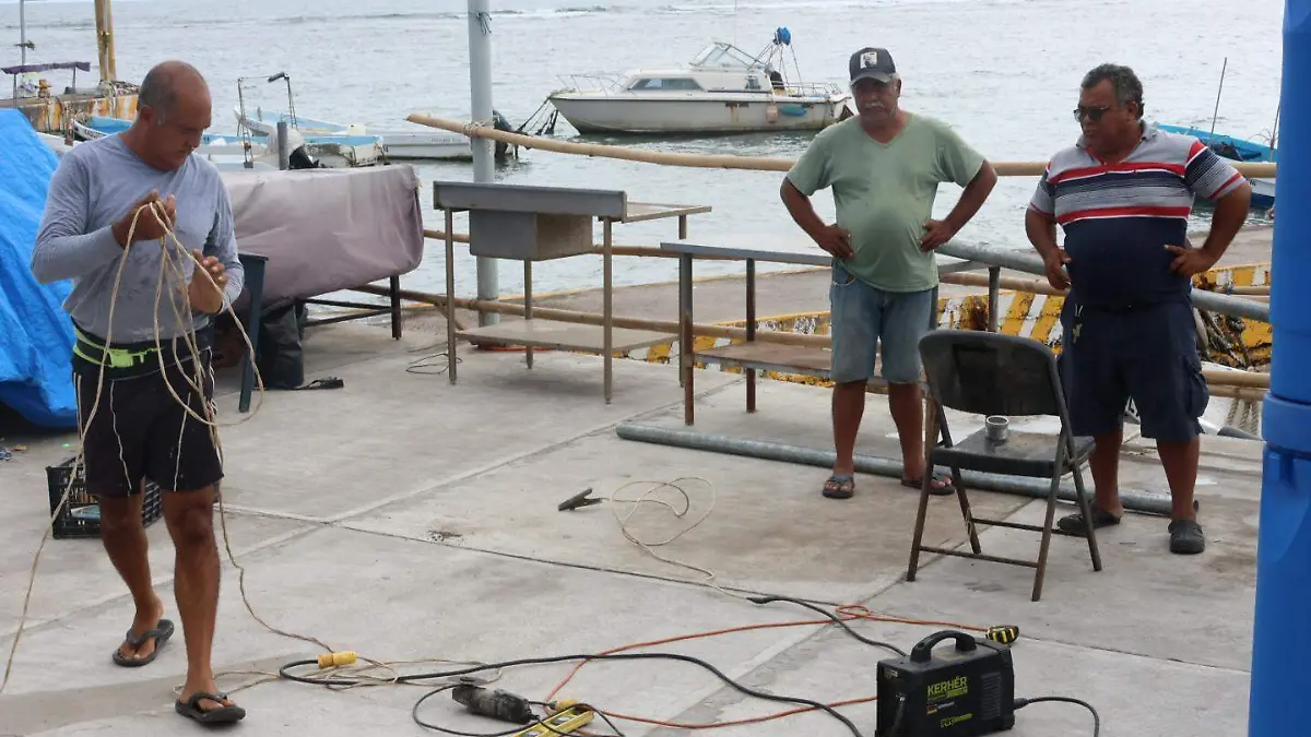 Por los frentes fríos en el puerto pescadores buscan otras opciones para llevar sustento a sus hogares  
